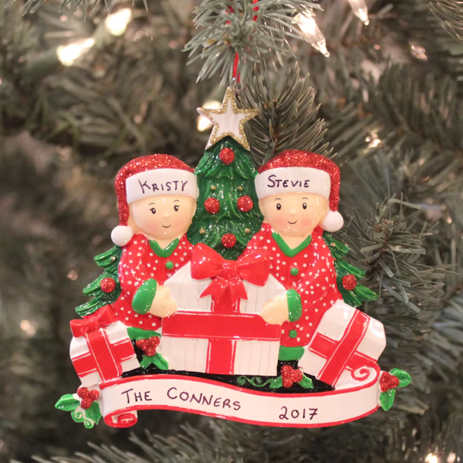 The Jolly Christmas Shop Personalized Ornaments·Wedding And Engagement Ornaments | Personalized Ornaments·Family Ornaments | Couple Opening Presents Personalized Christmas Ornament OR1523-2