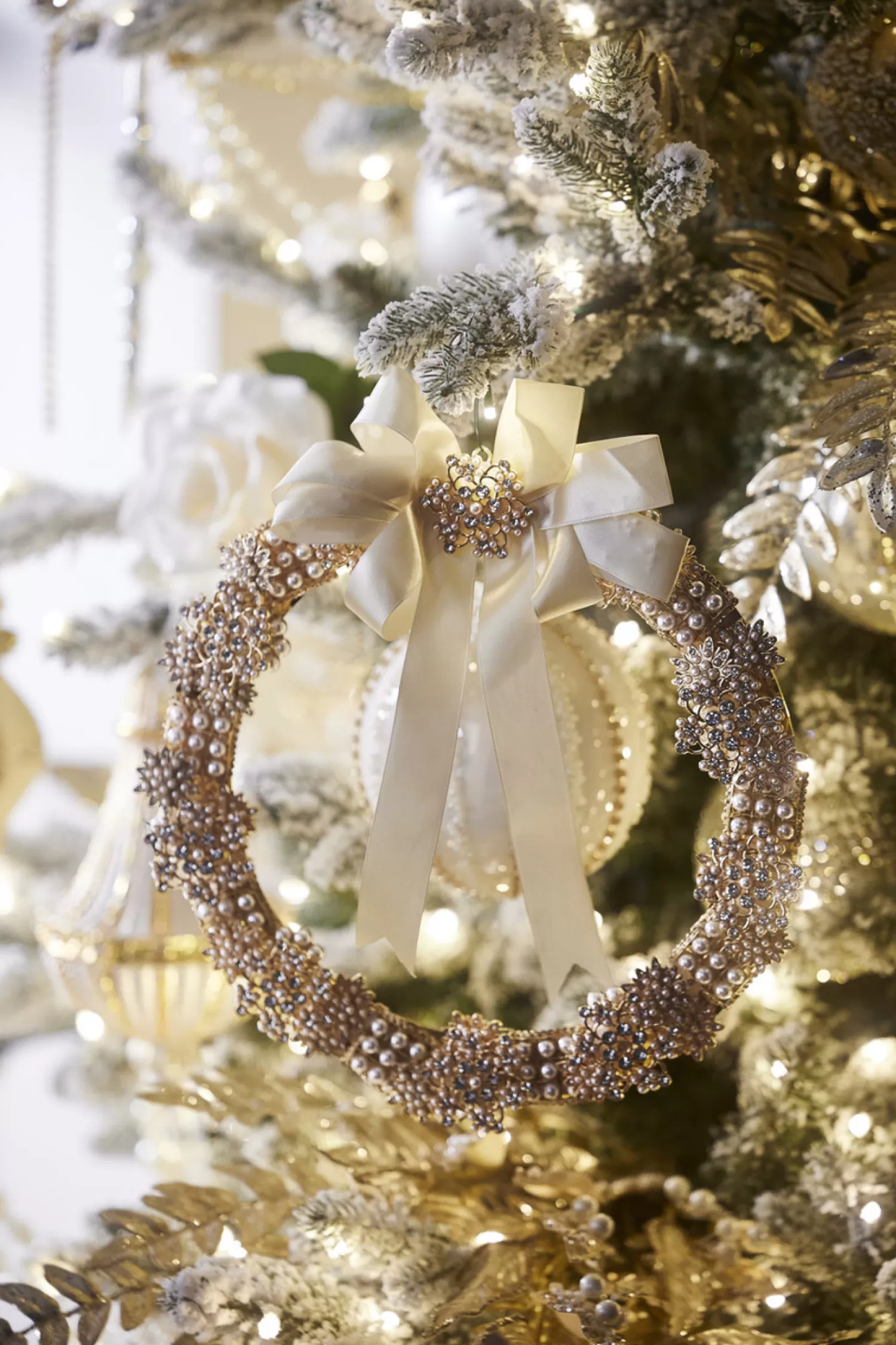 The Jolly Christmas Shop Champagne Wishes | Elegant | Raz 10.5" Vintage Gold Brooch With Jewels Christmas Wreath Or Decoration W4413500
