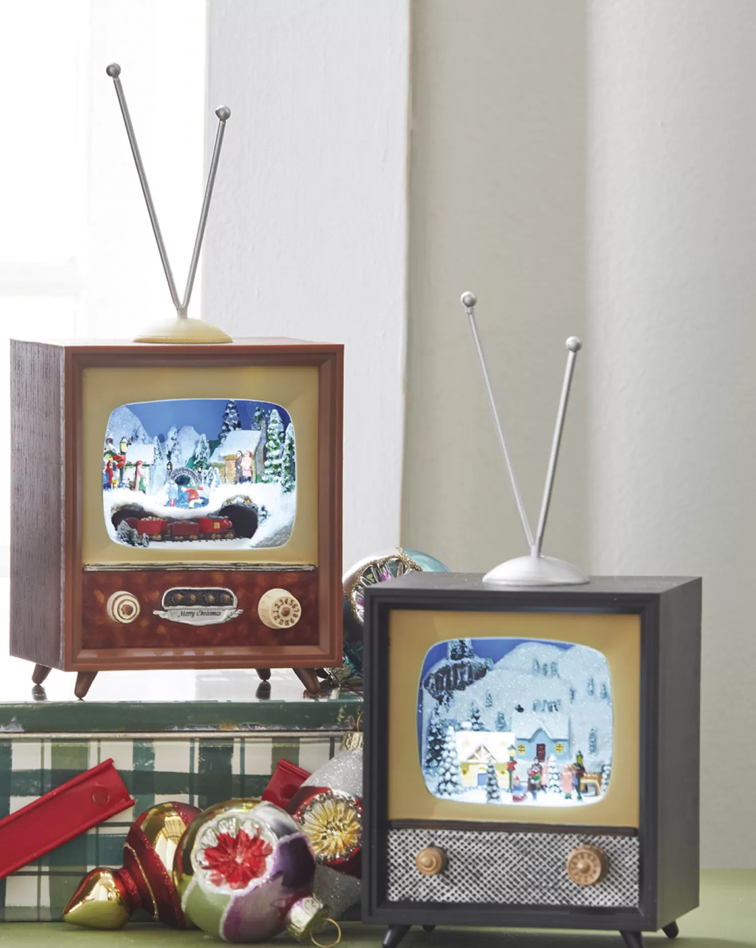 The Jolly Christmas Shop Vintage Reincarnated | Vintage Farm House | Raz 10" Animated Musical Television Christmas Decoration 3516162