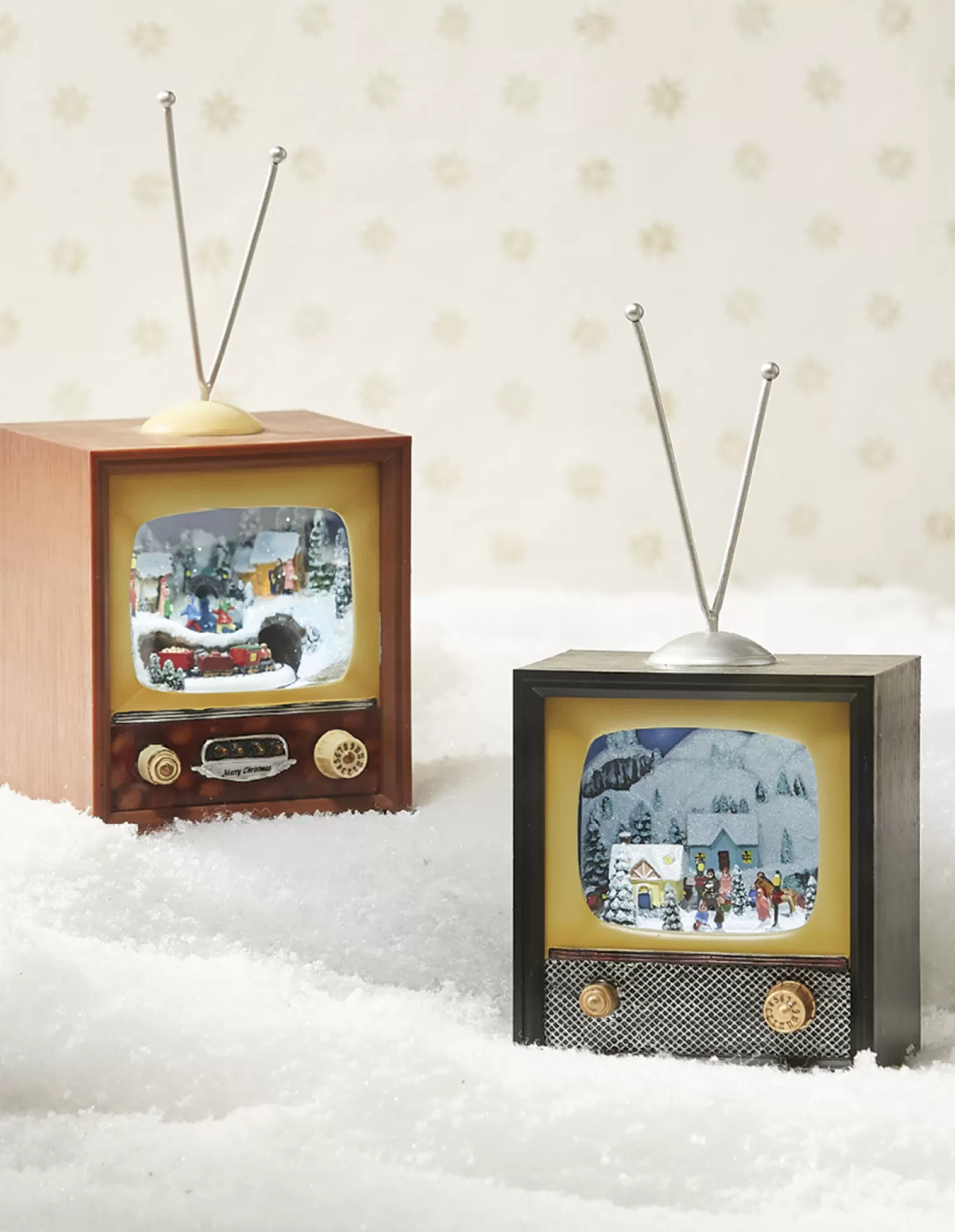 The Jolly Christmas Shop Vintage Reincarnated | Vintage Farm House | Raz 10" Animated Musical Television Christmas Decoration 3516162