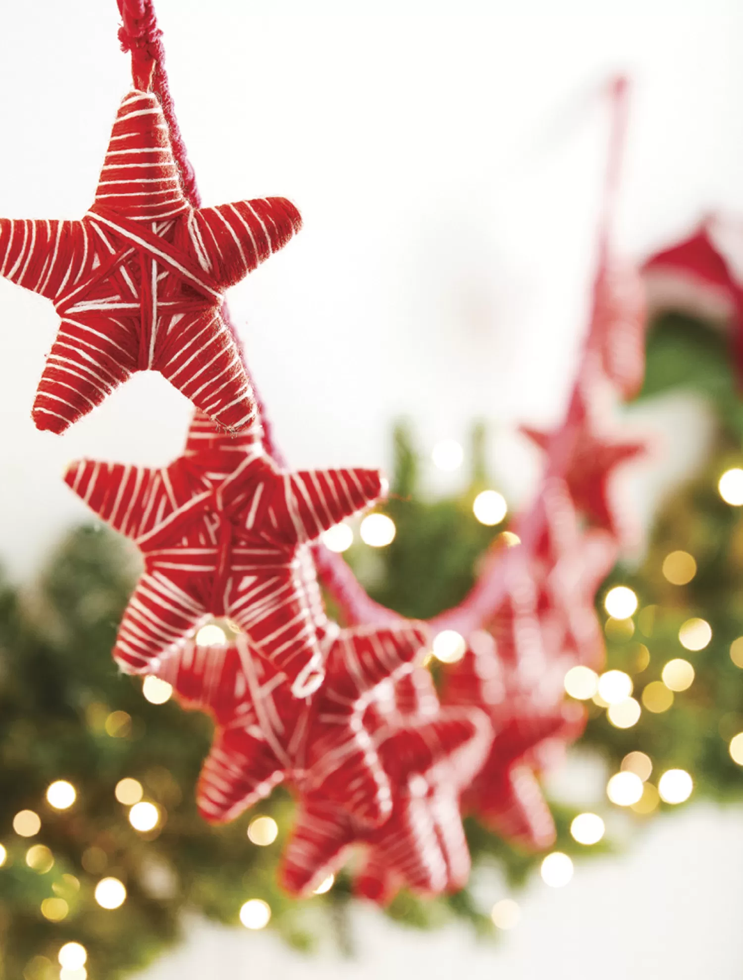The Jolly Christmas Shop Heartfelt Holiday | Christmas Tree Garland | Raz 6' Red And White Yarn Star Christmas Tree Garland G4160800
